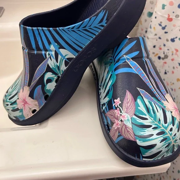 OOFOS Women's Tropical Leaf Clogs - Picture 2 of 4